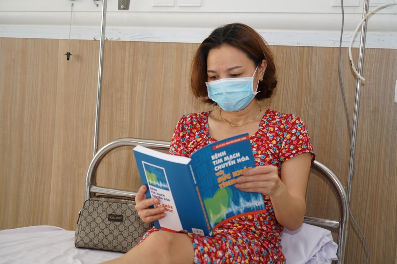 Bệnh nhân cũng được phát sách để đọc và thư giãn trong thời gian điều trị và cách ly tại Bệnh viện 