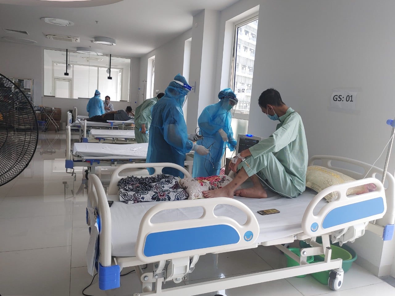 Không chỉ giường bệnh, các trang thiết bị, máy móc cũng được chuẩn bị kỹ càng.