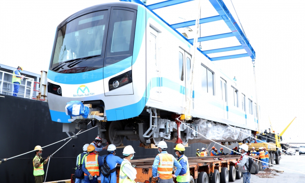 Đoàn tàu metro số 1 đã cập cảng Khánh Hội, Tp.HCM vào sáng ngày  10/5