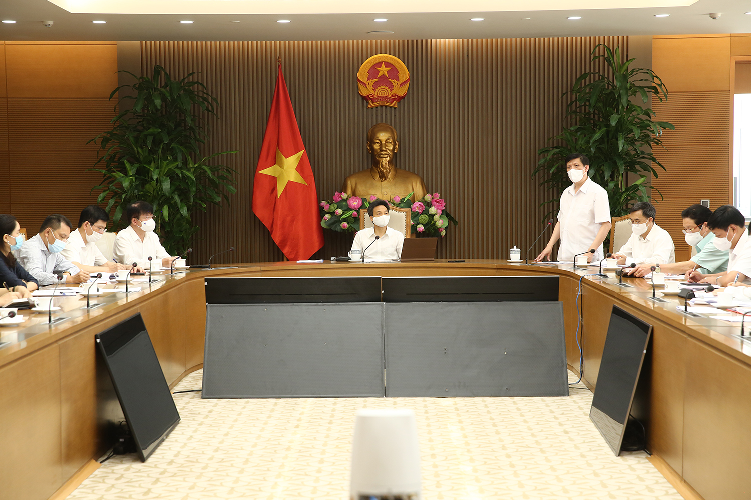 Bộ trưởng Bộ Y tế Nguyễn Thanh Long (đứng phát biểu) cho biết phải dự trù, lường trước các kịch bản xấu hơn có thể xảy ra là tình huống cả nước có tới 30.000 ca nhiễm. Ảnh: VGP/Đình Nam