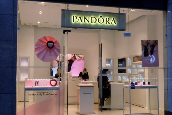 Đến năm 2025, to&agrave;n bộ hoạt động sản xuất của Pandora sẽ chỉ sử dụng kim loại qu&yacute; t&aacute;i chế.
