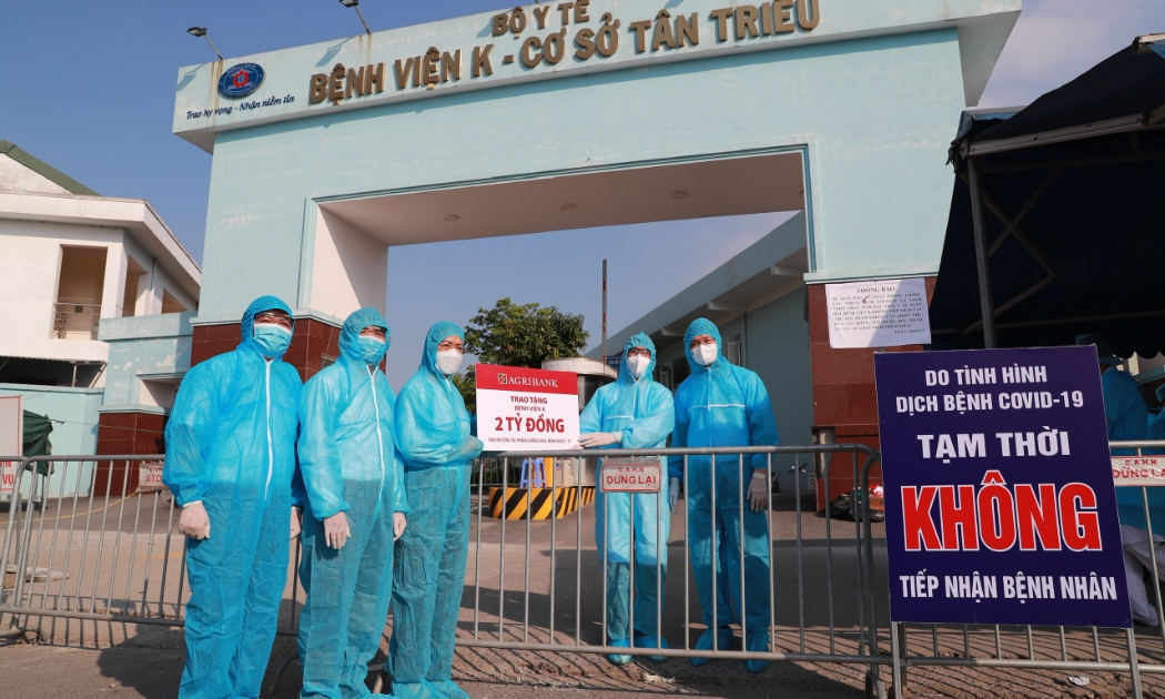 Hoạt động trao tặng được diễn ra tại khu vực cổng bệnh viện K cơ sở Tân Triều, đảm bảo giãn cách và an toàn phòng chống dịch theo quy định.
