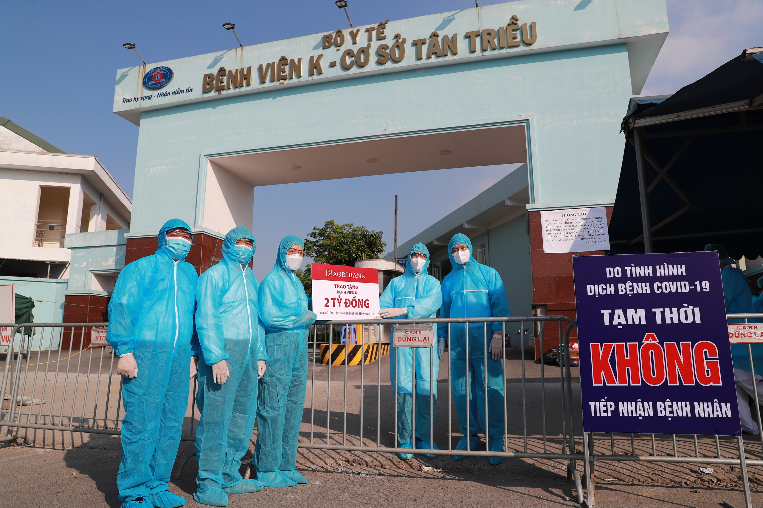 Hoạt động trao tặng được diễn ra tại khu vực cổng bệnh viện K cơ sở Tân Triều, đảm bảo giãn cách và an toàn phòng chống dịch theo quy định.