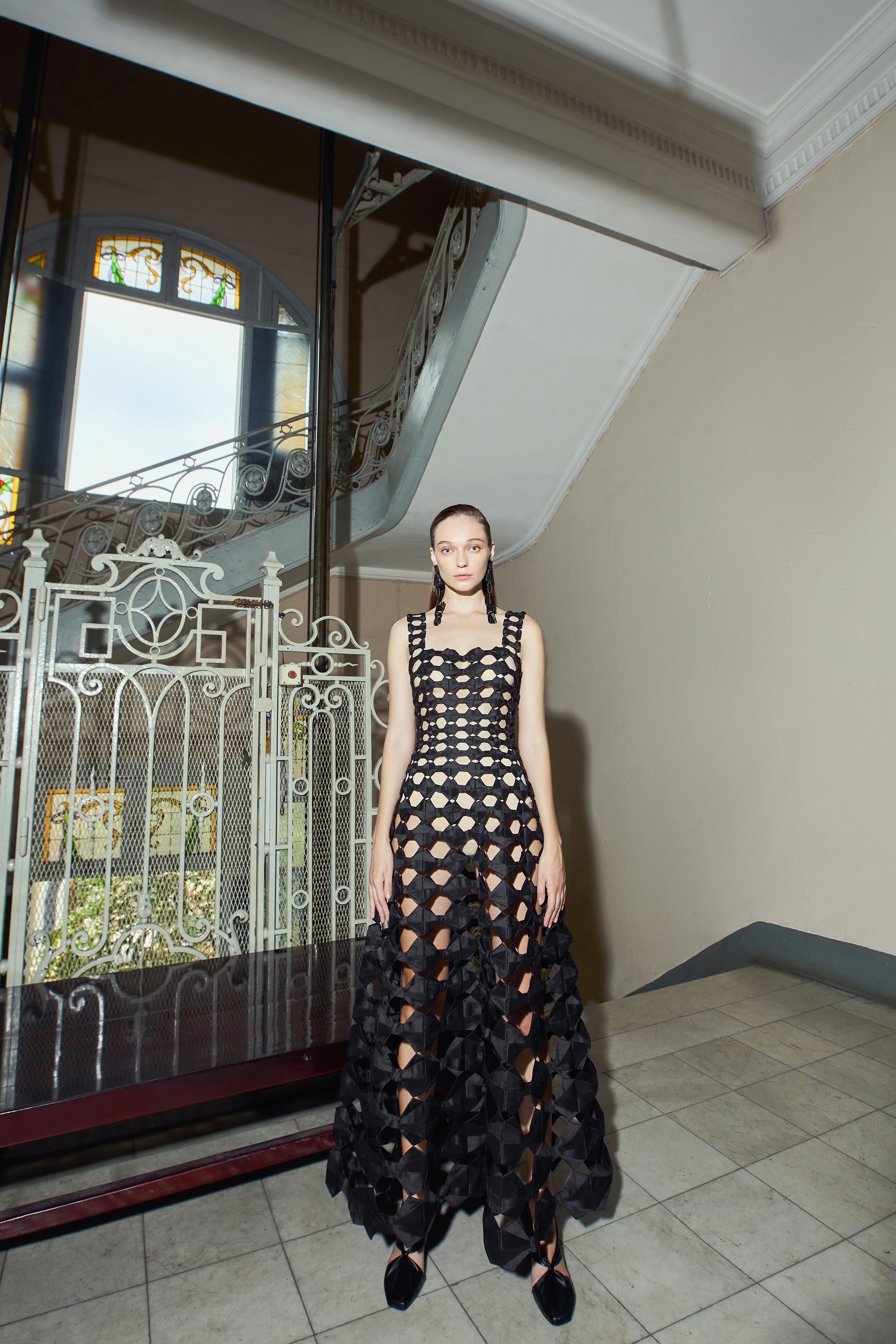 Mẫu đầm n&agrave;y ti&ecirc;u tốn gần 900 giờ (khoảng 37 ng&agrave;y) cho c&aacute;c c&ocirc;ng đoạn dựng nơ, th&ecirc;u v&agrave; kết th&agrave;nh trang phục. Ảnh: Vogue