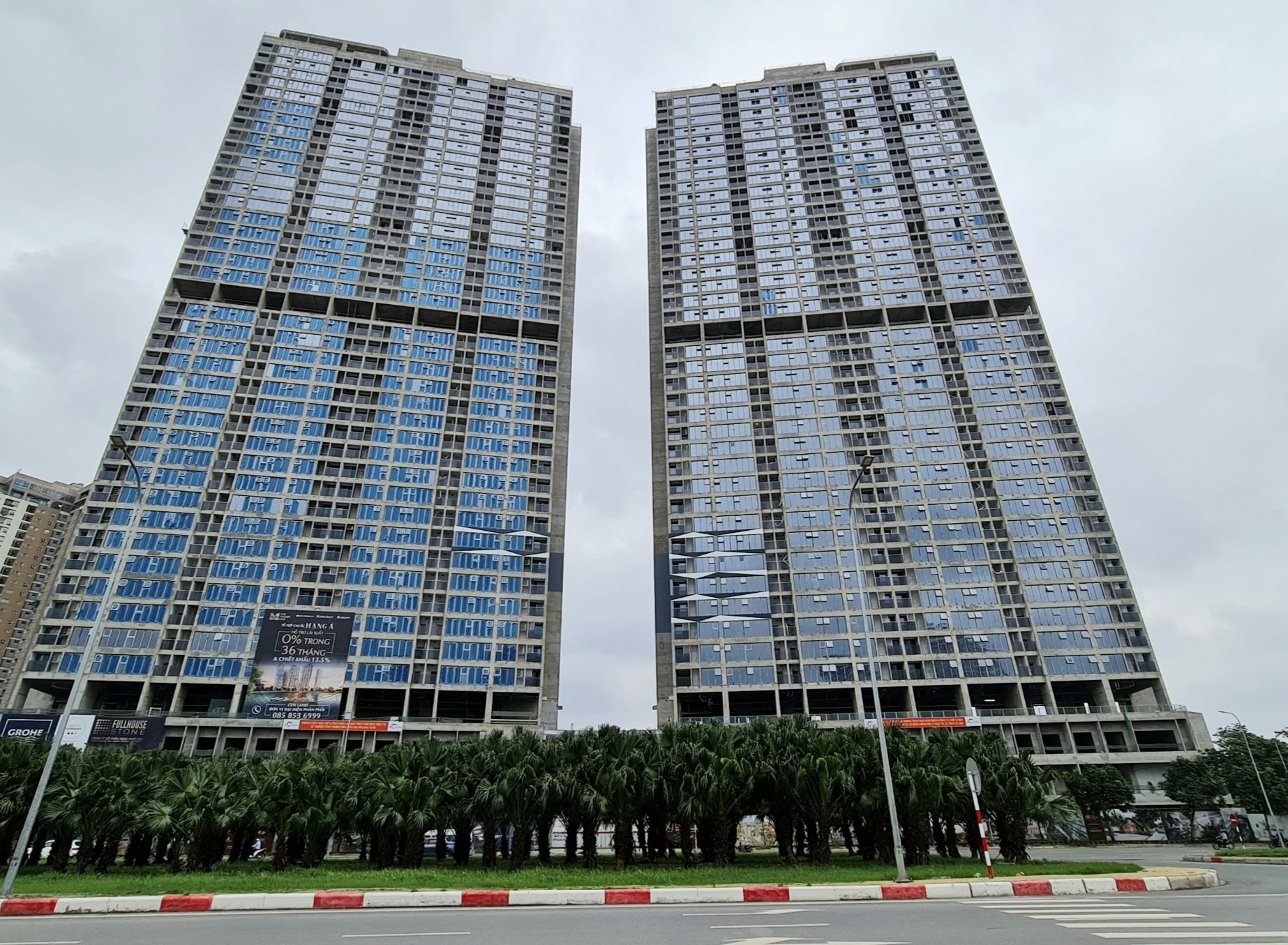 Hai tòa tháp 43 tầng đang gấp rút hoàn thiện các hạng mục cuối cùng để bàn giao cho cư dân theo kế hoạch vào quý 4 năm nay. 