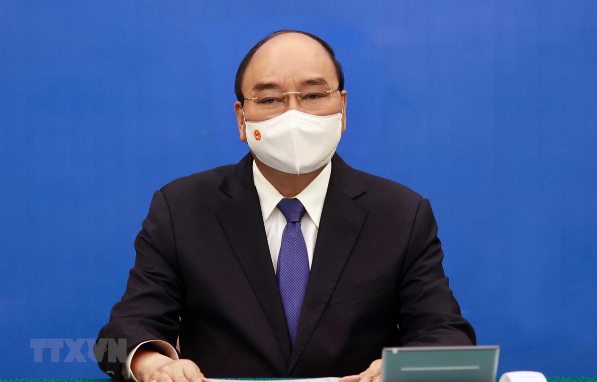 Chủ tịch nước Nguyễn Xuân Phúc điện đàm với Thủ tướng Nhật Bản Yoshihide Suga. (Ảnh: Thống Nhất/TTXVN)