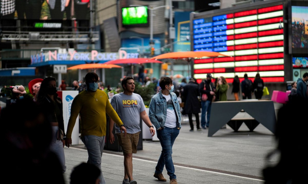 Người bộ hành trên Quảng trường Thời đại ở New York hom 7/5. - Ảnh: Reuters.