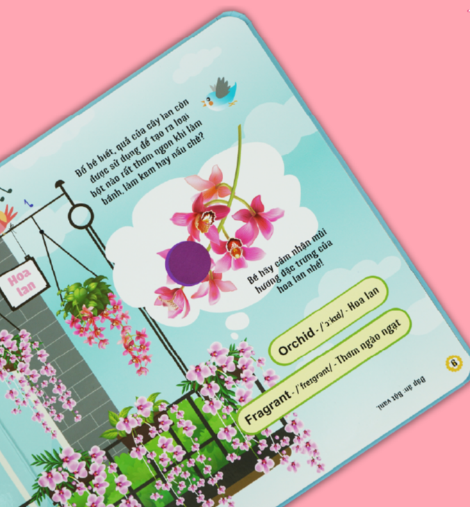 Trẻ v&agrave; bố mẹ c&oacute; thể ch&agrave; s&aacute;t nhẹ l&ecirc;n chiếc tem m&ugrave;i hương để ngửi m&ugrave;i hương của c&aacute;c loại hoa v&agrave; quả.