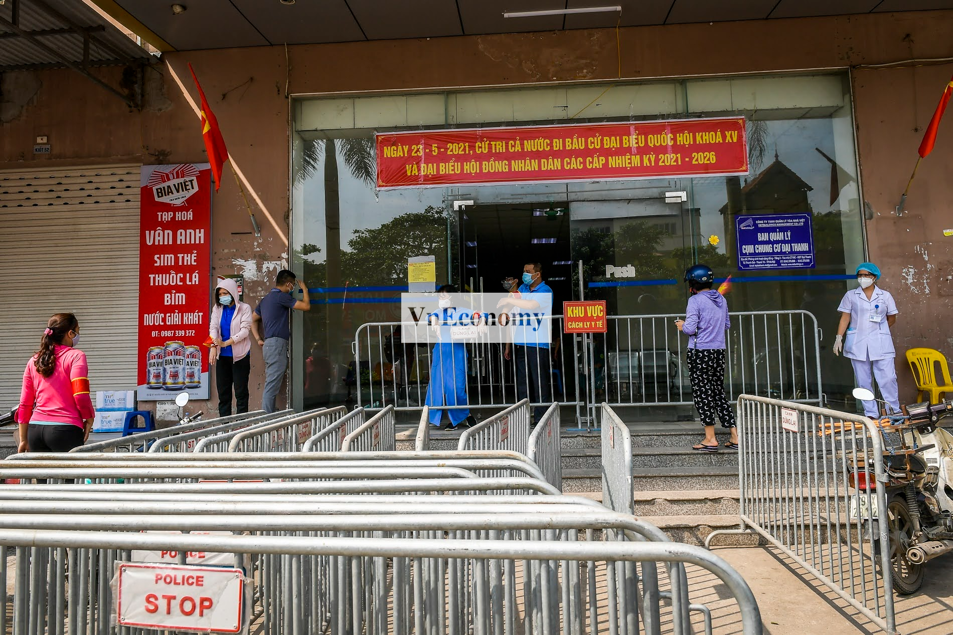 S&aacute;ng 11/5, lực lượng chức năng phong tỏa t&ograve;a CT10C, chung cư Đại Thanh (x&atilde; Tả Thanh Oai, huyện Thanh Tr&igrave;, H&agrave; Nội) sau khi ghi nhận tại đ&acirc;y c&oacute; bệnh nh&acirc;n dương t&iacute;nh với SARS-CoV-2.