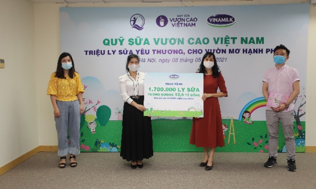 Đại diện Vinamilk trao bảng tượng trưng 1,7 triệu ly sữa của Quỹ sữa Vươn cao Việt Nam cho Đại diện Quỹ bảo trợ trẻ em Việt Nam.