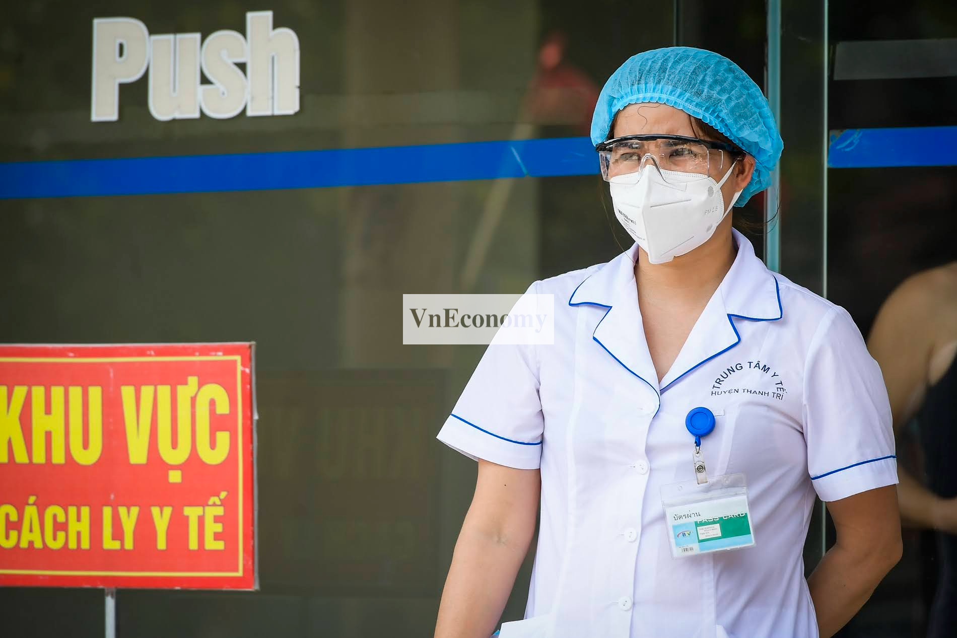 Khu vực trước s&acirc;n 3 t&ograve;a nh&agrave; A, B, C khu CT10 cũng được lập r&agrave;o chắn, mỗi t&ograve;a nh&agrave; n&agrave;y cao 32 tầng. Lực lượng chức năng đ&atilde; sớm cử người&nbsp; g&aacute;c chốt c&aacute;c cửa ra v&agrave;o.