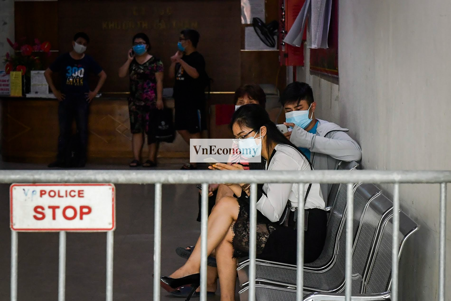 Nhiều người d&acirc;n ở đ&acirc;y tỏ ra hoang mang, vội v&agrave;ng gọi điện cho người th&acirc;n nhờ tiếp tế thực phẩm, nhu yếu phẩm.