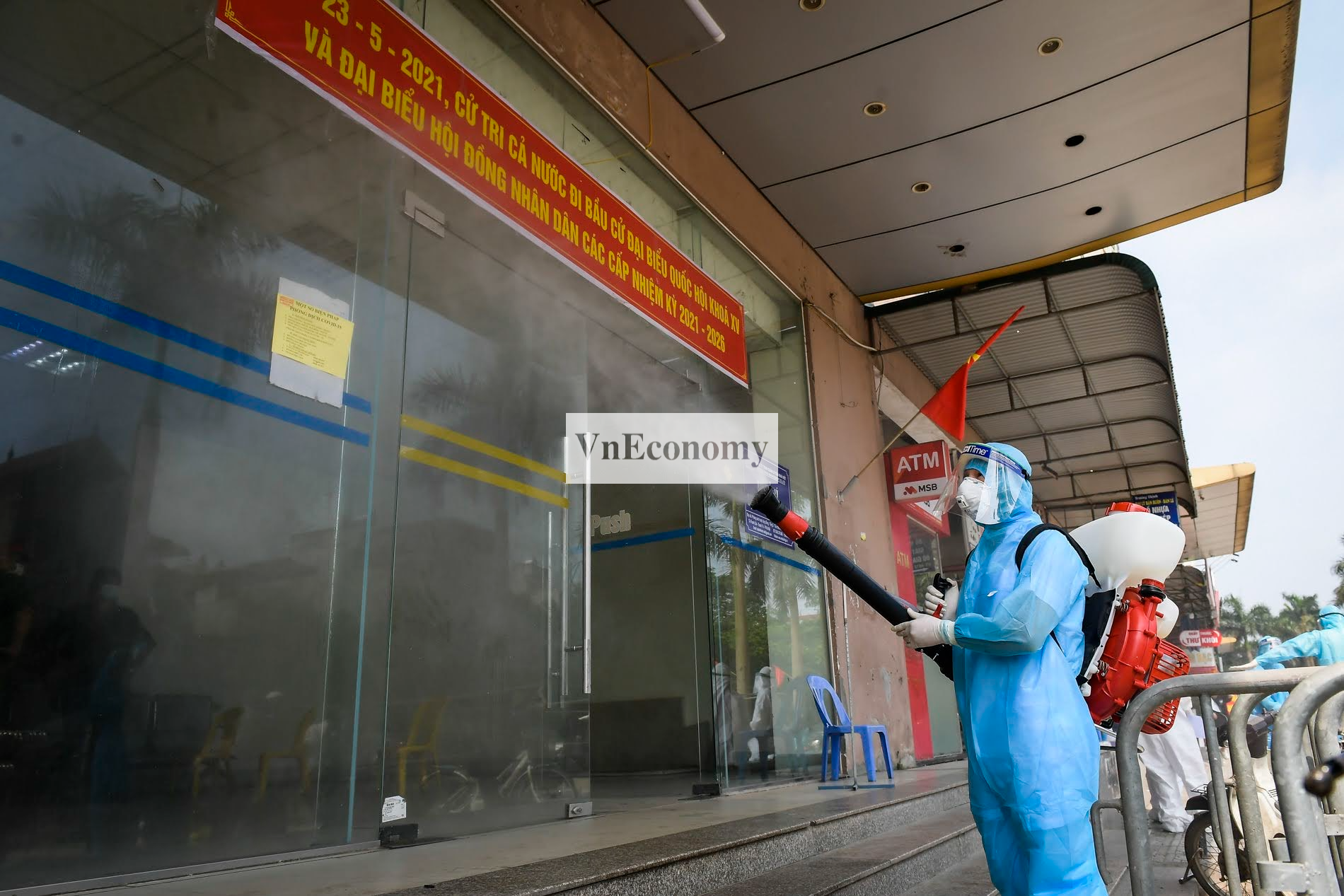 Ngay sau khi dựng h&agrave;ng r&agrave;o c&aacute;ch ly, lực lượng chức năng đ&atilde; tiến h&agrave;nh phun khử khuẩn khu vực xung quanh t&ograve;a nh&agrave;.