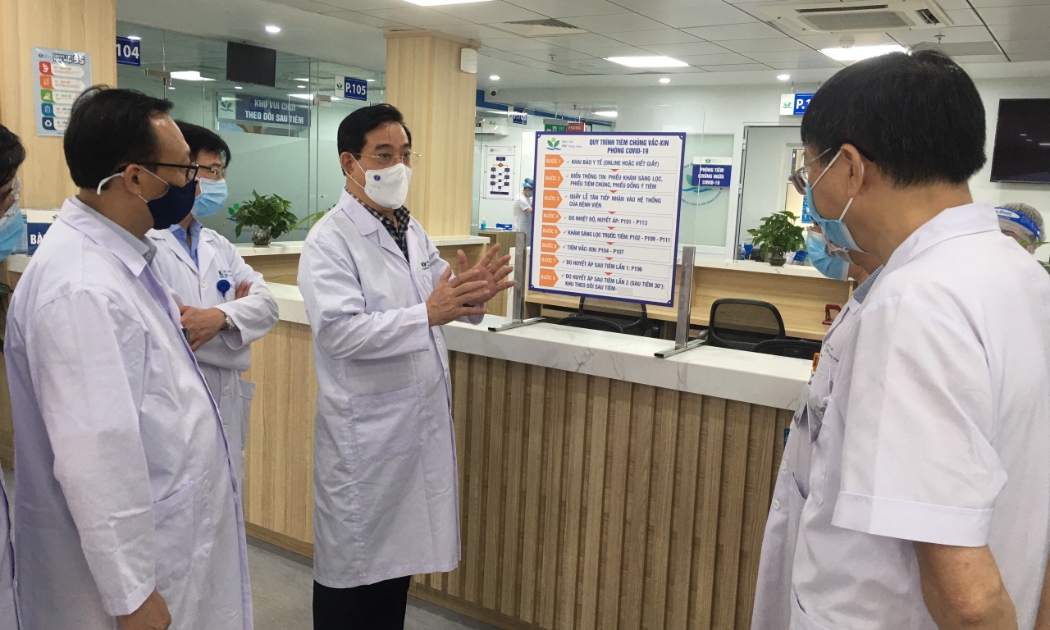 Ông Lương Ngọc Khuê, Cục trưởng Cục quản lý Khám, chữa bệnh, kiểm tra công tác phòng chống dịch tại Bệnh viện Nhi Trung ương.