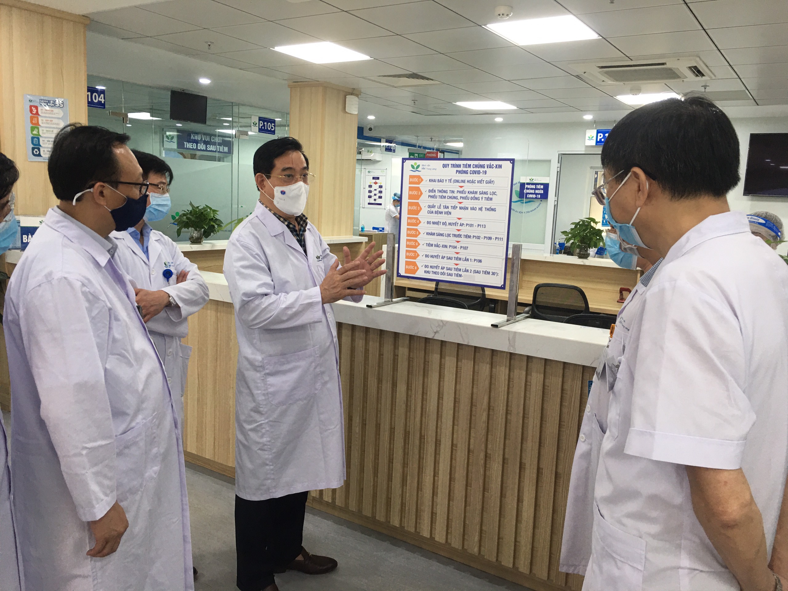 Ông Lương Ngọc Khuê, Cục trưởng Cục quản lý Khám, chữa bệnh, kiểm tra công tác phòng chống dịch tại Bệnh viện Nhi Trung ương.