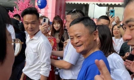 Bức ảnh không được đăng tải công khai của Jack Ma trong khuôn viên của Alibaba Group Holding ở Hàng Châu, Chiết Giang ngày 10/5 - Ảnh: NetEase