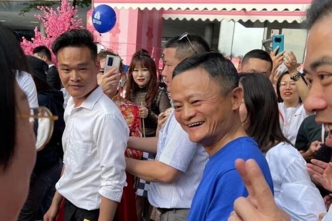 Bức ảnh không được đăng tải công khai của Jack Ma trong khuôn viên của Alibaba Group Holding ở Hàng Châu, Chiết Giang ngày 10/5 - Ảnh: NetEase