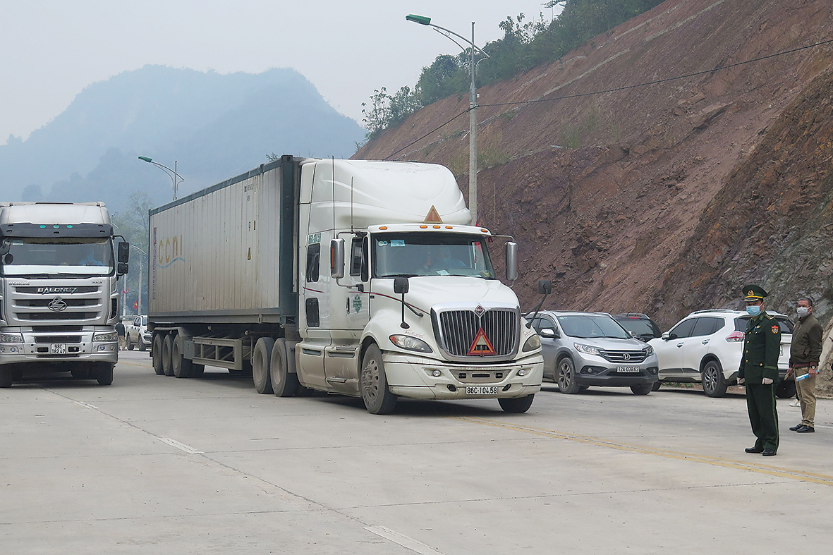 Hoạt động thương mại biên giới thông qua cửa khẩu Móng Cái vẫn còn đối mặt với nhiều tồn tại.