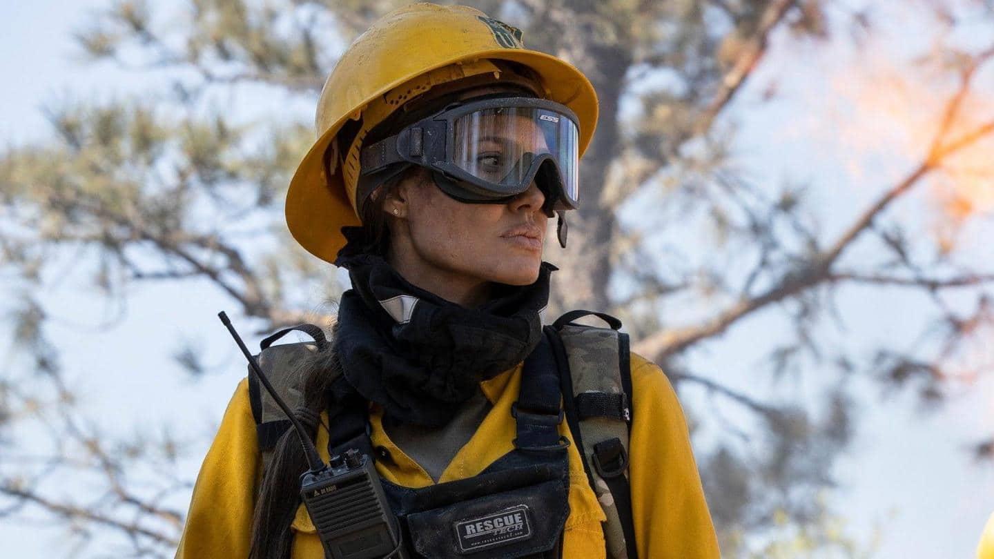 Angelina Jolie đ&oacute;ng vai một nữ nh&acirc;n vi&ecirc;n cứu h&oacute;a trong phim&nbsp;Those Who Wish Me Dead