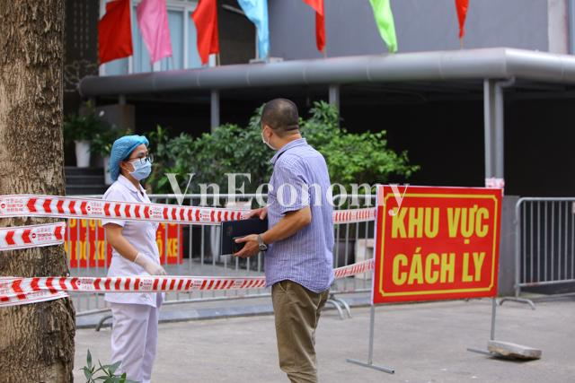 Một số người dân tỏ ra hoang mang, nhưng vẫn tự giác về nhà để tự cách ly y tế.