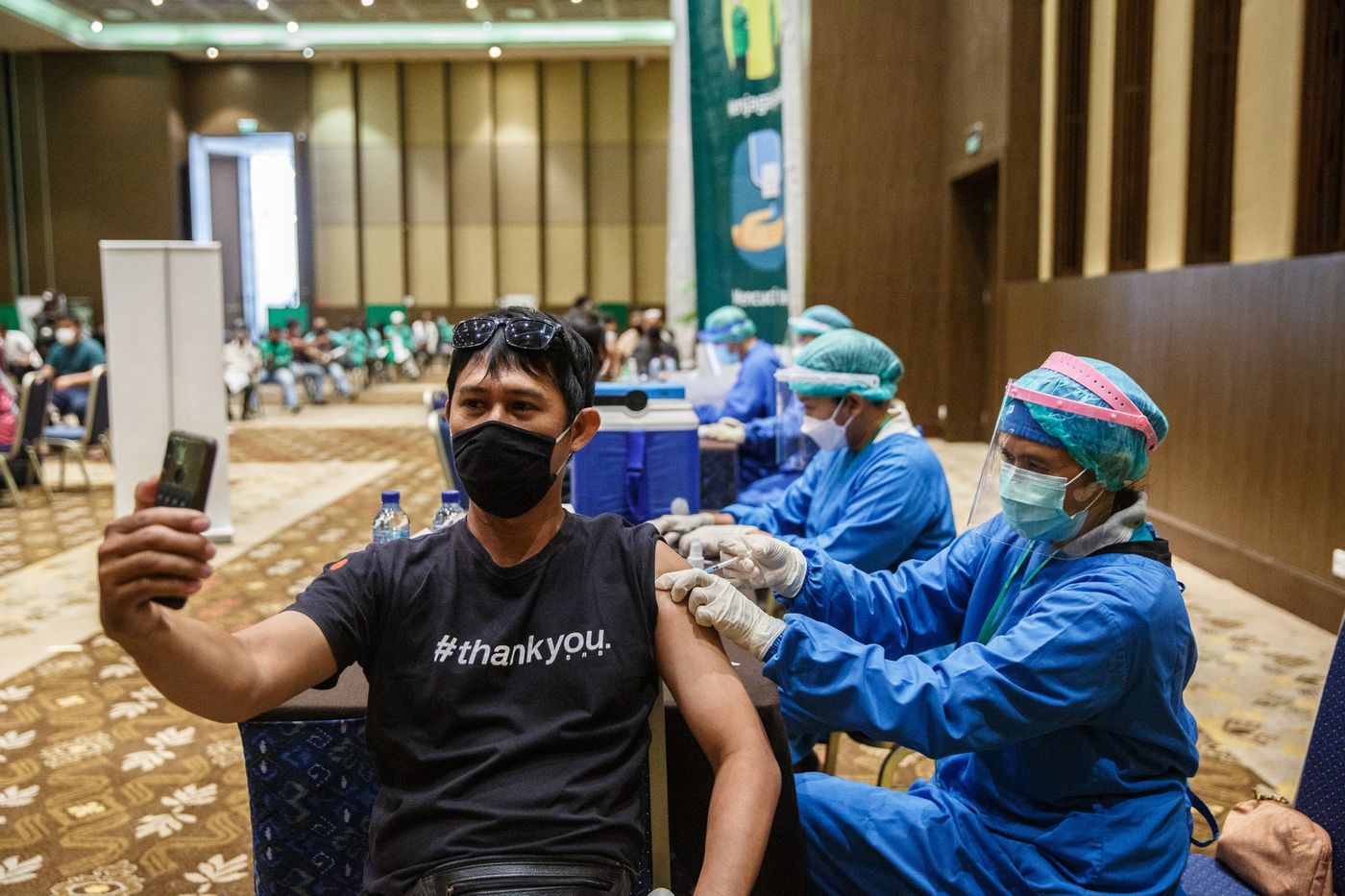 Một nhân viên y tế tiêm vaccine Sinovac ở Bali, Indonesia ngày 28/2 - Ảnh: Bloomberg.