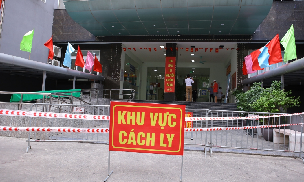 Toàn bộ khu vực chung cư 187 phố Nguyễn Lương Bằng đã được phun khử khuẩn và bị phong tỏa vào chiêu·
