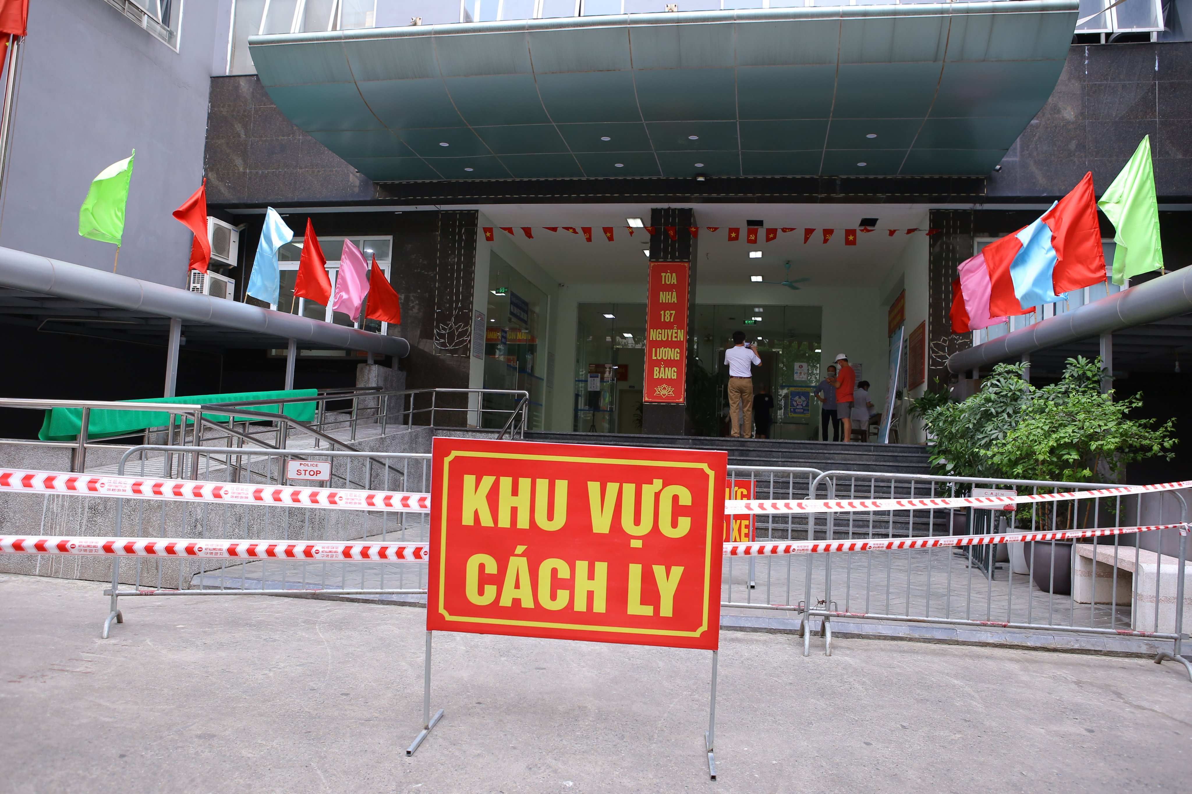 Toàn bộ khu vực chung cư 187 phố Nguyễn Lương Bằng đã được phun khử khuẩn và bị phong tỏa vào chiêu·