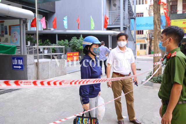 Những người bên trong không được phép ra ngoài sau khi lực lượng chức năng đã phong tỏa nơi đây.