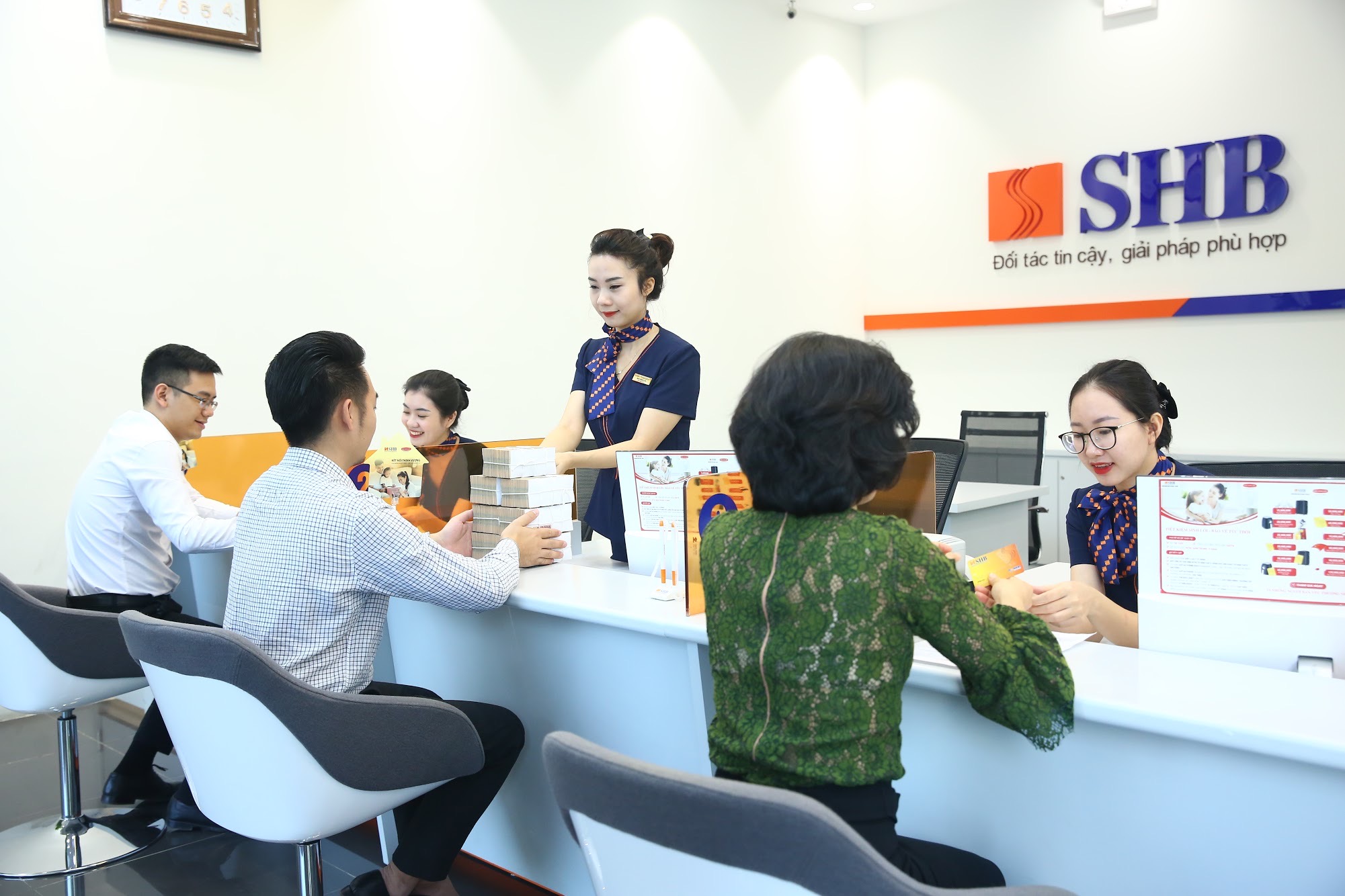 Khách hàng giao dịch tại SHB.