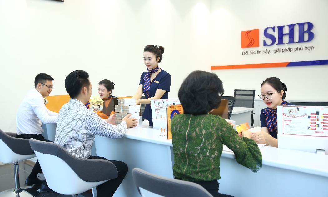 Khách hàng giao dịch tại SHB.
