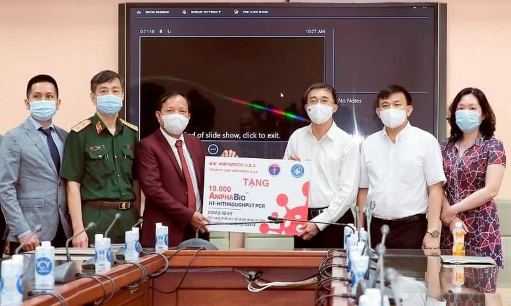Thứ trưởng Bộ Y tế Trần Văn Thuấn tiếp nhận 10.000 kit xét nghiệm SARS-CoV-2