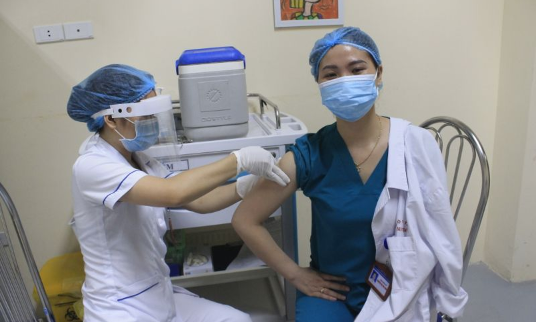 Nhân viên y tế bệnh viện E tiêm vaccine phòng Covid-19.