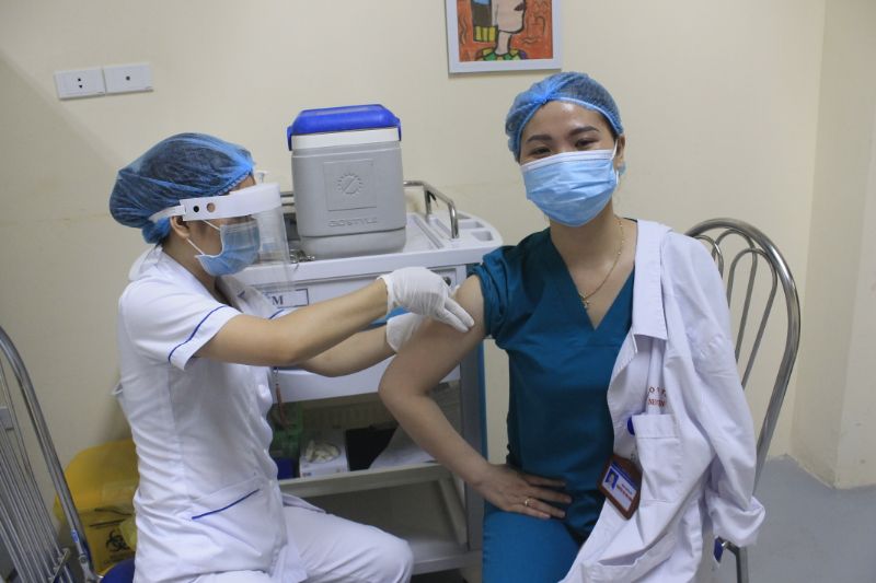 Nhân viên y tế bệnh viện E tiêm vaccine phòng Covid-19.