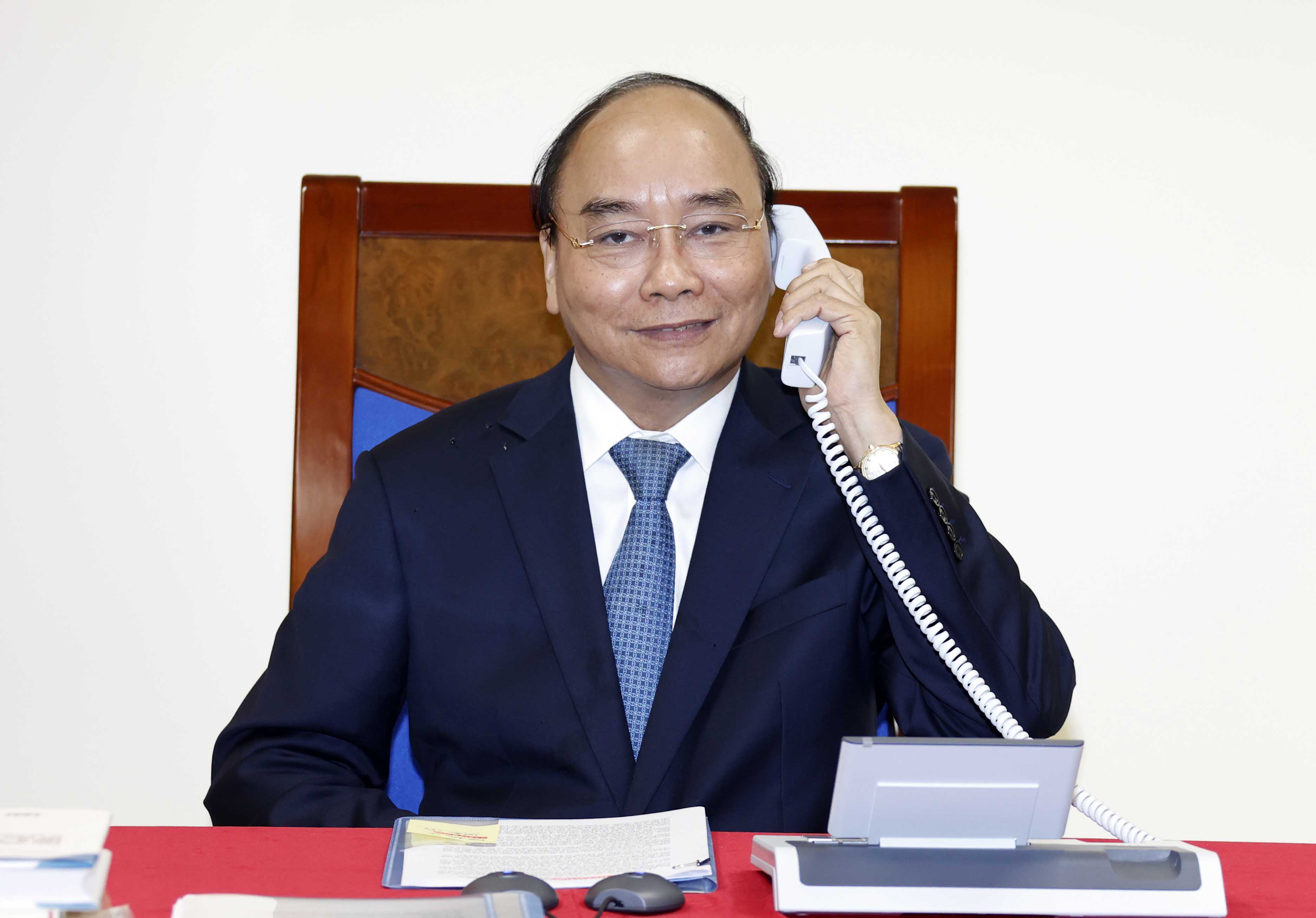 Chủ tịch nước Nguyễn Xuân Phúc trong cuộc điện đàm với Tổng thống Pháp Emmanuel Macron chiều nay - Ảnh: VGP.