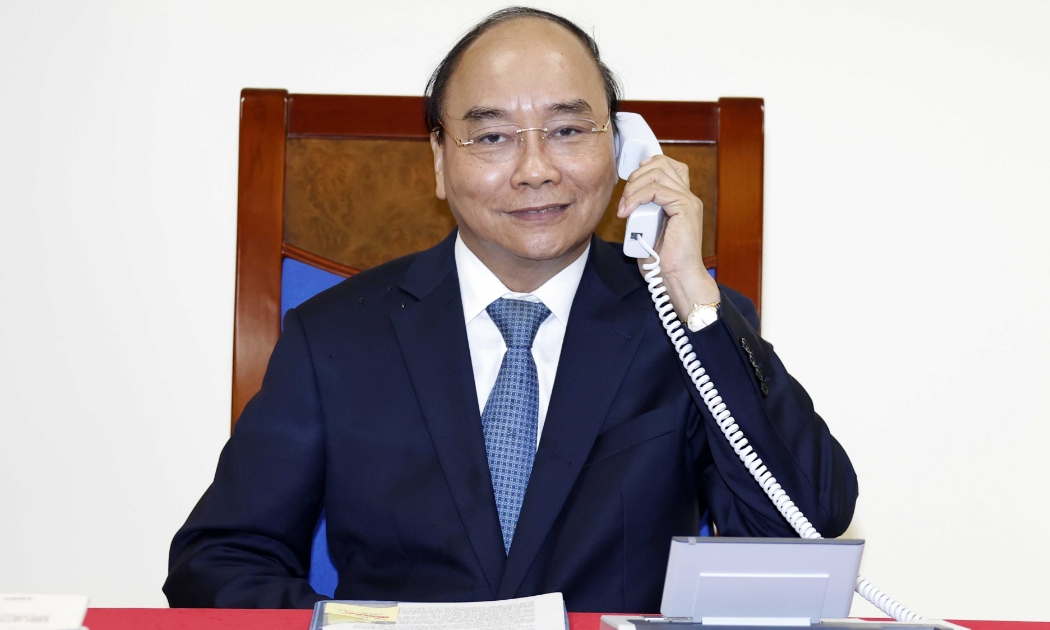 Chủ tịch nước Nguyễn Xuân Phúc trong cuộc điện đàm với Tổng thống Pháp Emmanuel Macron chiều nay - Ảnh: VGP.