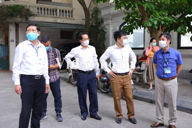 L&uacute;c 17h, B&iacute; thư Quận ủy Đống Đa Trương Đ&igrave;nh Thọ tới đ&acirc;y trực tiếp chỉ đạo việc tạm thời phong tỏa, truy vết.