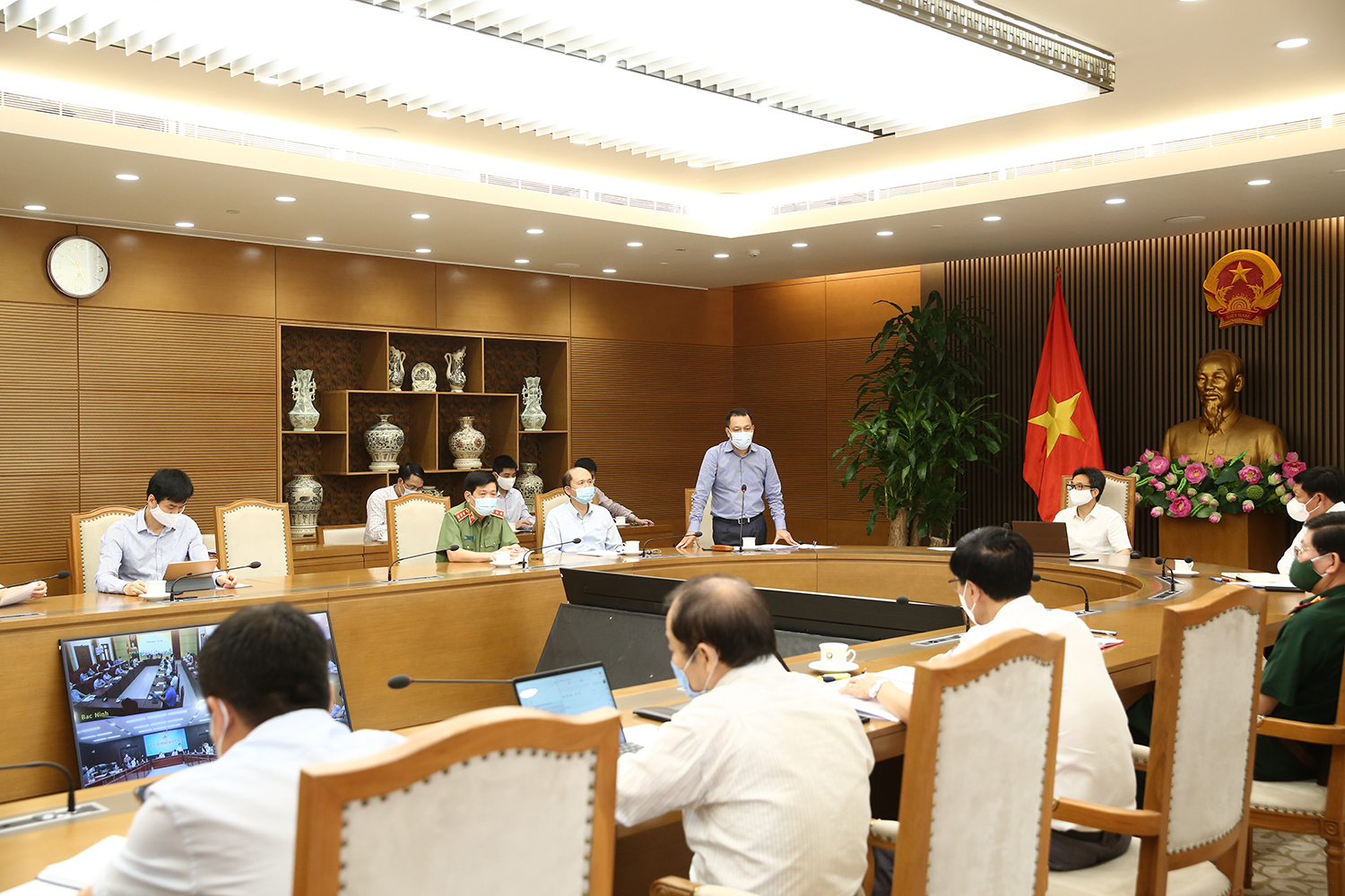 Ph&oacute; Thủ tướng Vũ Đức Đam c&ugrave;ng đại diện c&aacute;c bộ, ng&agrave;nh tham gia cuộc họp trực tuyến với c&aacute;c địa phương ghi nhận ca nhiễm Covid-19 tại khu c&ocirc;ng nghiệp - Ảnh: VGP.