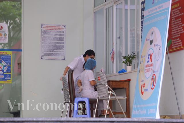 Lực lượng y tế hiện đã vận chuyển thuốc men, dụng cụ vào bên trong để hạn chế tiếp xúc giữa những người bên trong với người bên ngoài tòa nhà.