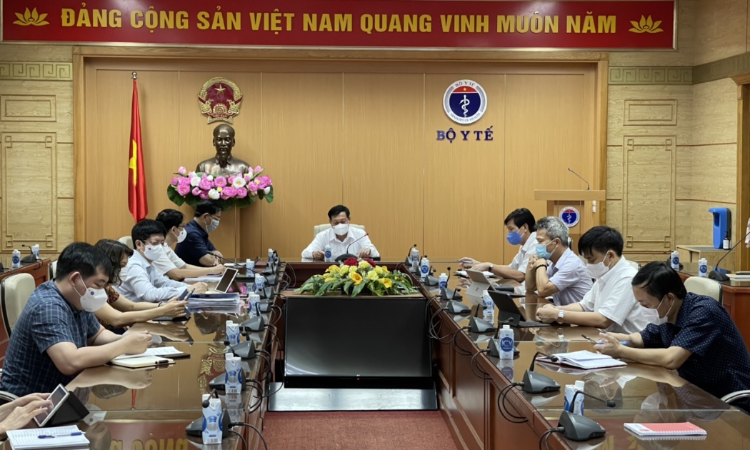 Thứ trưởng Bộ Y tế Đỗ Xuân Tuyên và các đại biểu tại tại cuộc họp trực tuyến ngày 12/5.