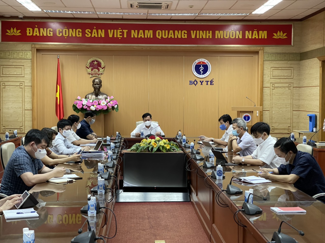 Thứ trưởng Bộ Y tế Đỗ Xuân Tuyên và các đại biểu tại tại cuộc họp trực tuyến ngày 12/5.