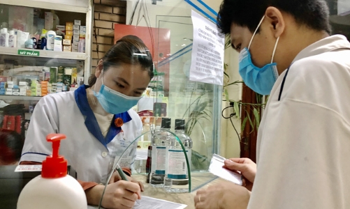 Nhà thuốc Hà Nội phải lập danh sách người có biểu hiện ho, sốt 