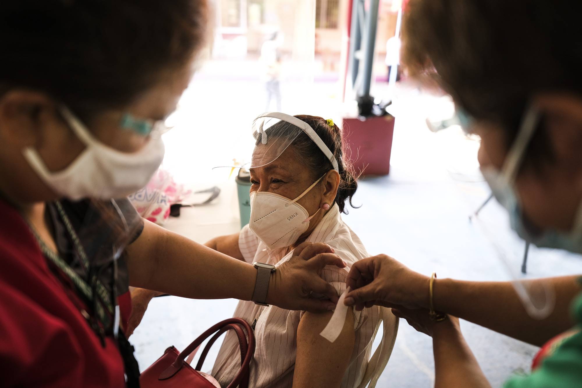 Một người được tiêm vaccine của Sinovac tại Philippines - Ảnh: JP Times.