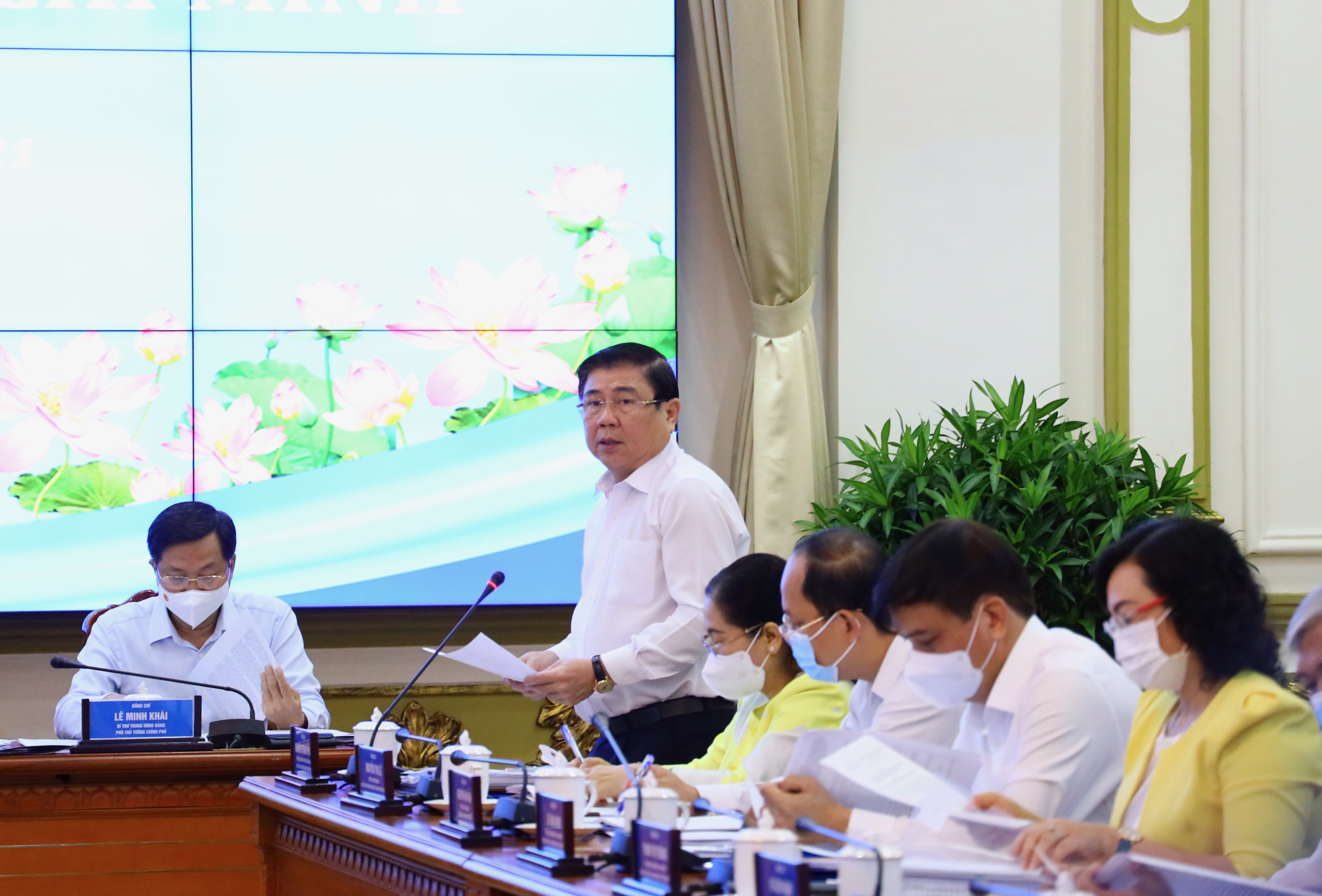 Chủ tịch UBND TPHCM Nguyễn Thành Phong báo cáo với Thủ tướng Chính phủ về tình hình KT-XH trên địa bàn Thành phố.