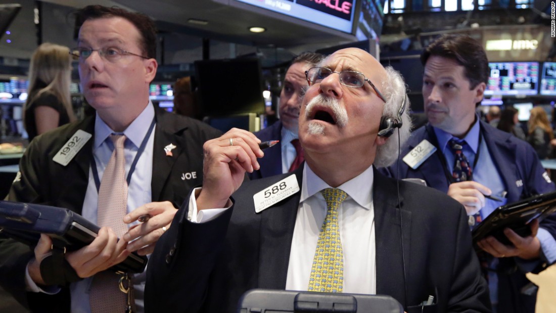 Các nhà giao dịch cổ phiếu trên sàn NYSE ở New York, Mỹ - Ảnh: Reuters.