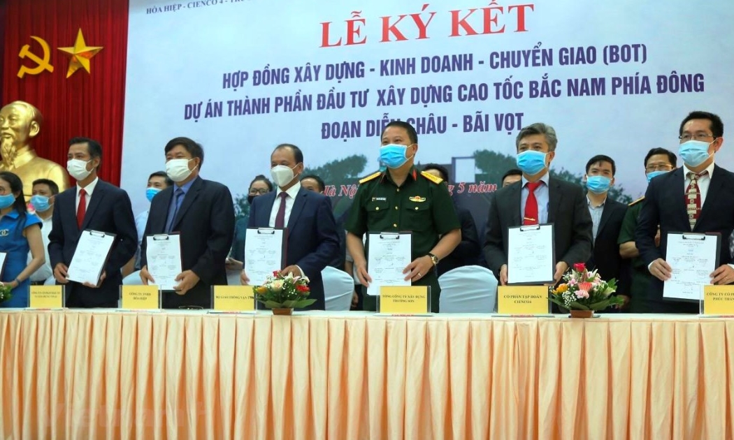 Lãnh đạo Bộ Giao thông vận tải cùng đại diện nhà đầu tư, doanh nghiệp dự án tại lễ ký ngày 13/5.