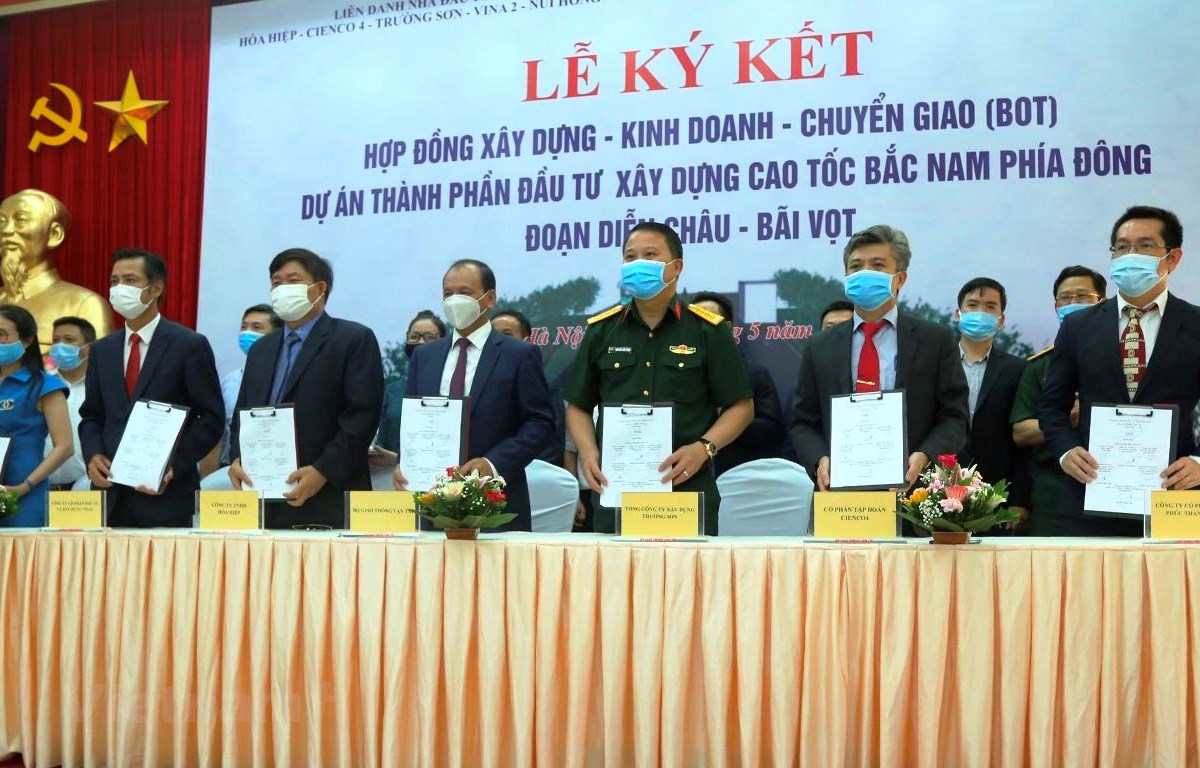 Lãnh đạo Bộ Giao thông vận tải cùng đại diện nhà đầu tư, doanh nghiệp dự án tại lễ ký ngày 13/5.