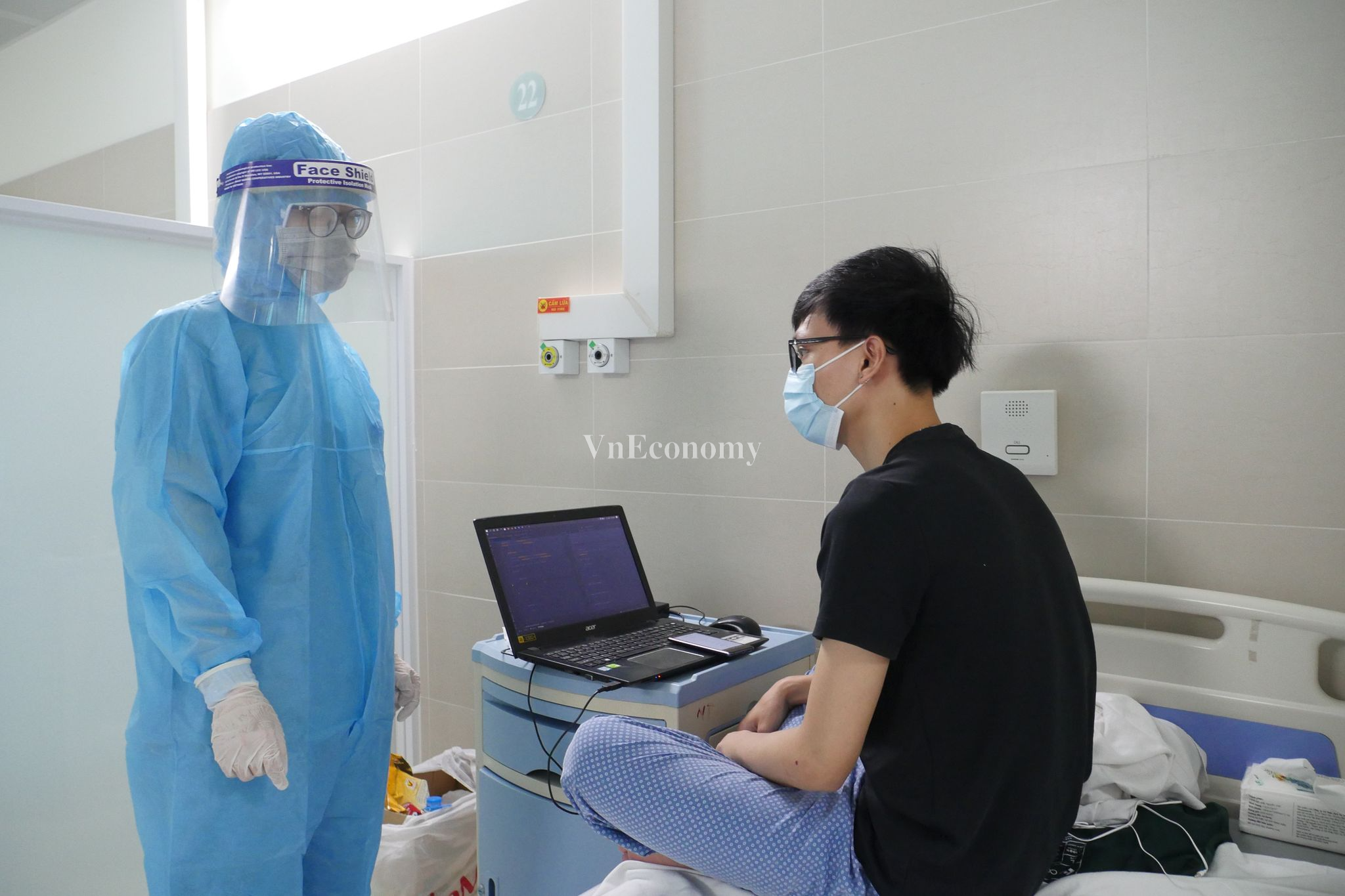 Hiện tại, kh&ocirc;ng c&oacute; ca F0 n&agrave;o tại bệnh viện. Tất cả 32 bệnh nh&acirc;n đang điều trị tại khu c&aacute;ch ly tầng 9, Bệnh viện Thanh Nh&agrave;n, đều l&agrave; bệnh nh&acirc;n c&oacute; bệnh l&yacute; nền được chuyển từ Bệnh viện K v&agrave; Bệnh viện Bệnh Nhiệt đới TW sang. Ảnh: Việt Tuấn