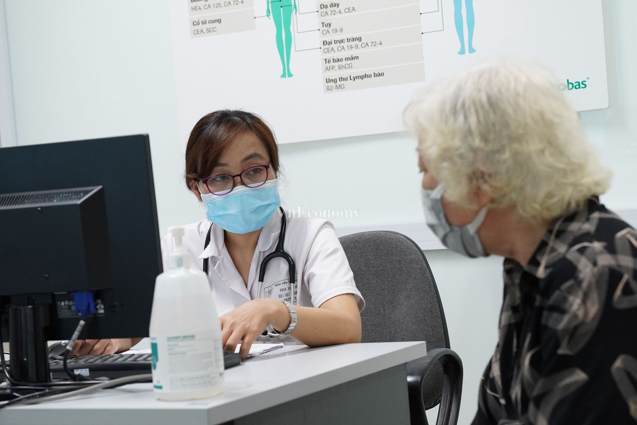 Đa số các bệnh nhân vẫn giữ được thái độ bình tĩnh, thoải mái khi điều trị tại bệnh viện trong thời điểm này. Ảnh: Việt Tuấn