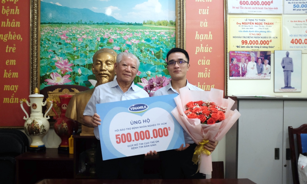 Đại diện Vinamilk ủng hộ 500 triệu đồng cho Hội Bệnh nhân nghèo Tp.HCM.