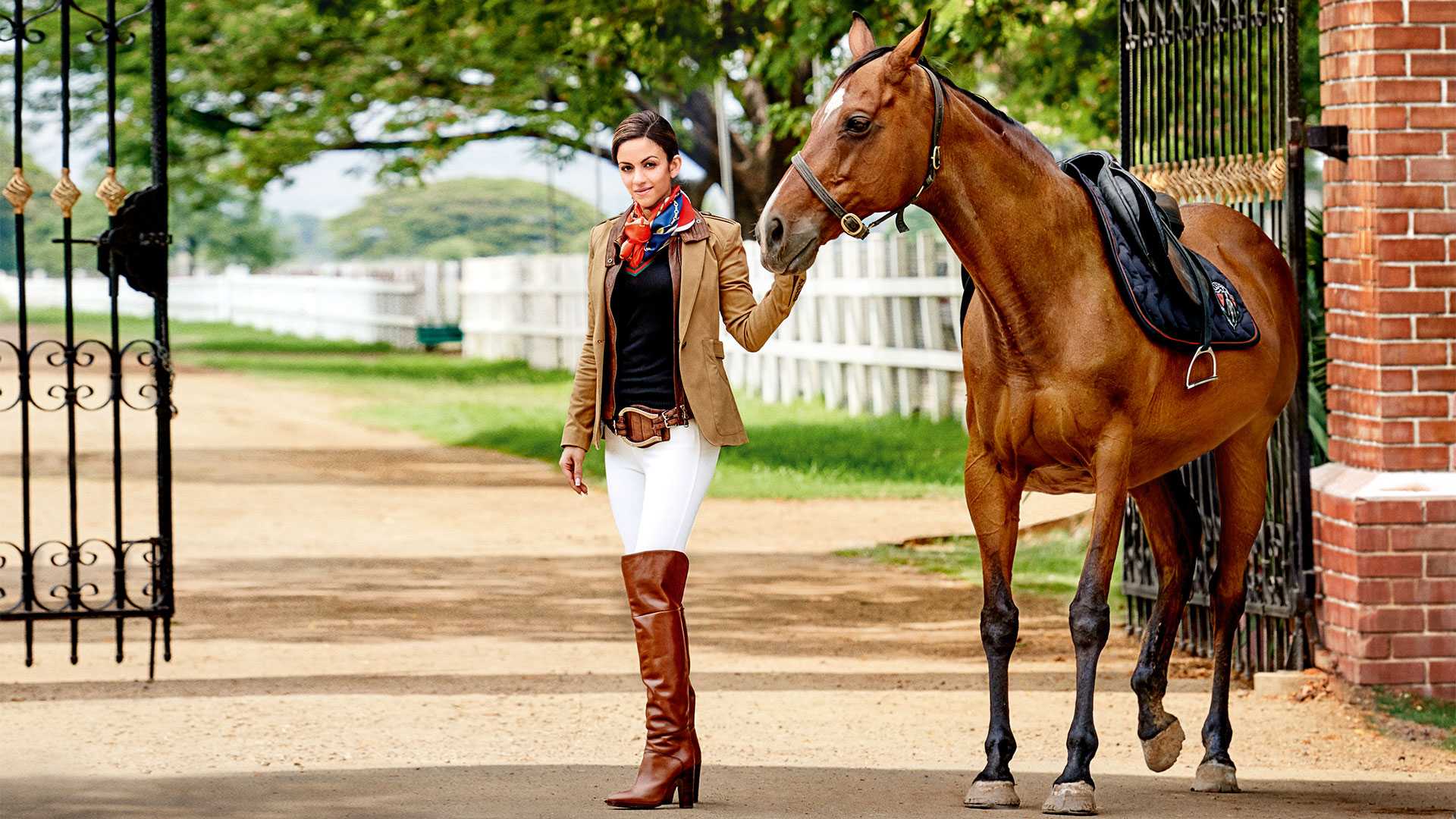 Natasha Poonawalla trước cổng trang trại ngựa của gia đình - Ảnh: The Manor